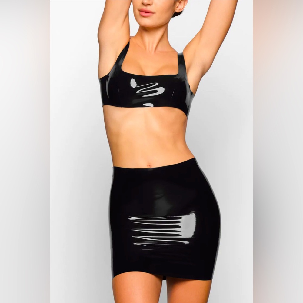 🔥NWT SKIMS Latex Skirt